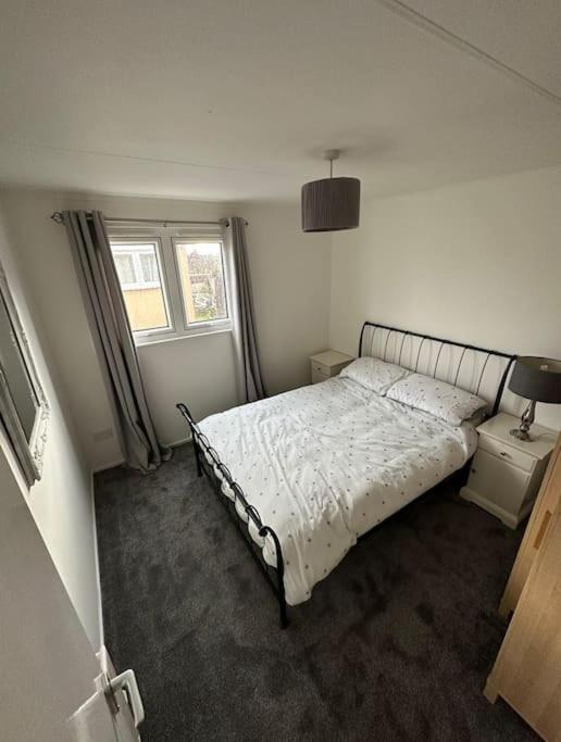 One-Bedroom Chalet Bungalow Uddingston Glasgow מראה חיצוני תמונה